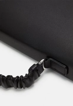 Even&Odd Mujer Funda Para Portátil - Black 9 Even&Odd Mujer Funda Para Portátil - Black -Even&Odd Ventas 2024 b33e850e78b2462b8444e21238f1fd5e